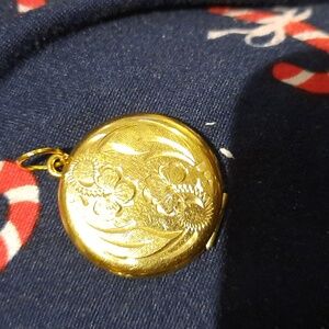 Vintage Genuine Solid 12K Yellow Gold Picture Charm Locket